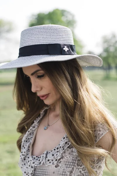 Portrait Une Belle Femme Élégante Avec Chapeau Posant Dans Parc — Photo