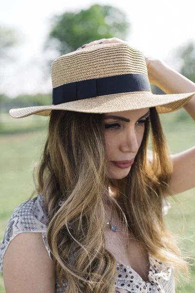 Portrait Beautiful Elegant Woman Hat Posing Park Sunny Summer Day — Stock Photo, Image