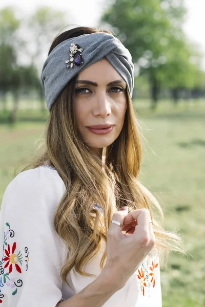 Portrait Young Woman Turban Head Posing Outdoor Park — Stock Photo, Image