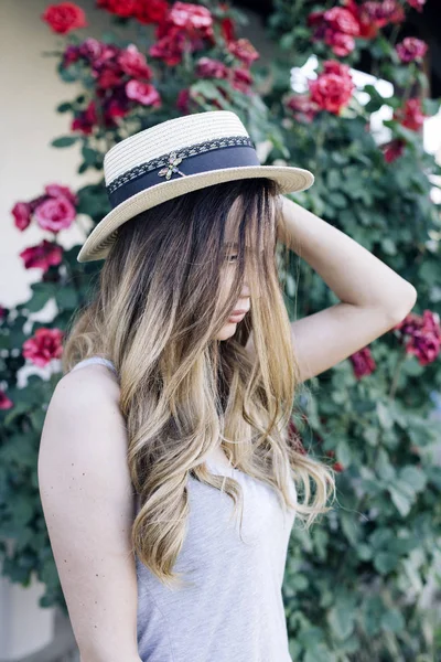 Portrait Beautiful Elegant Woman Hat Posing Park Sunny Summer Day — Stock Photo, Image