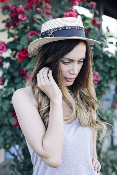 Retrato Una Hermosa Mujer Elegante Con Sombrero Posando Parque Soleado —  Fotos de Stock