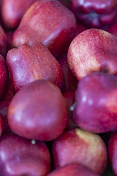 本地农场市场上的新鲜苹果组 — 图库照片