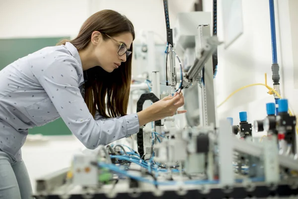 Junge Frau Forscht Elektronischer Werkstatt — Stockfoto