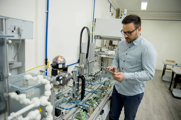 Portret Van Knappe Jongeman Elektronische Workshop Met Behulp Van Digitale — Stockfoto