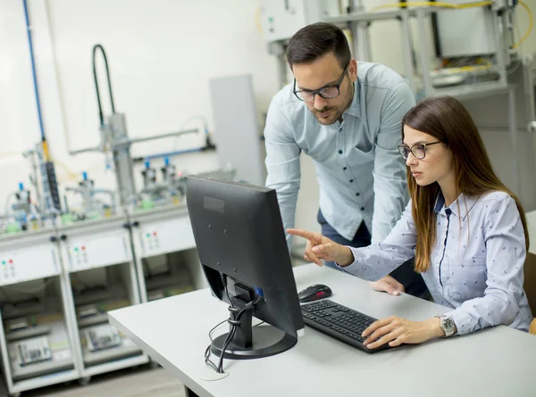 Giovani Studenti Che Presentano Servizio Learning Aula — Foto Stock