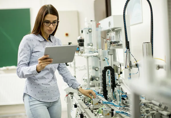 Ritratto Giovane Studentessa Robotica Laboratorio Con Tablet Digitale — Foto Stock