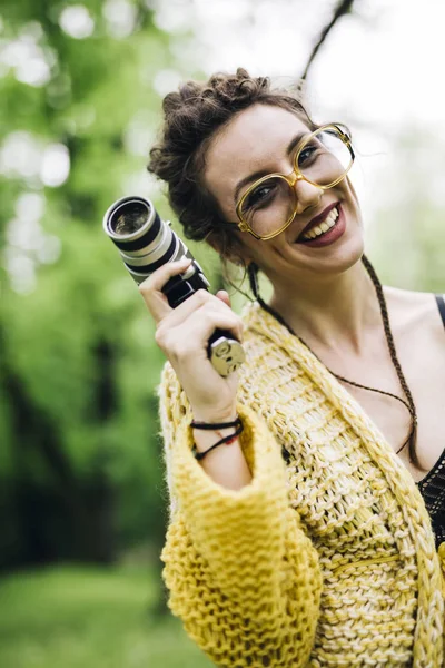 Portrait Jeune Femme Utilisant Une Caméra Cinéma Vintage Dans Parc — Photo