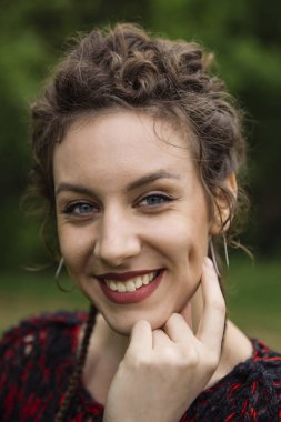 Parktaki genç kadının portresi.