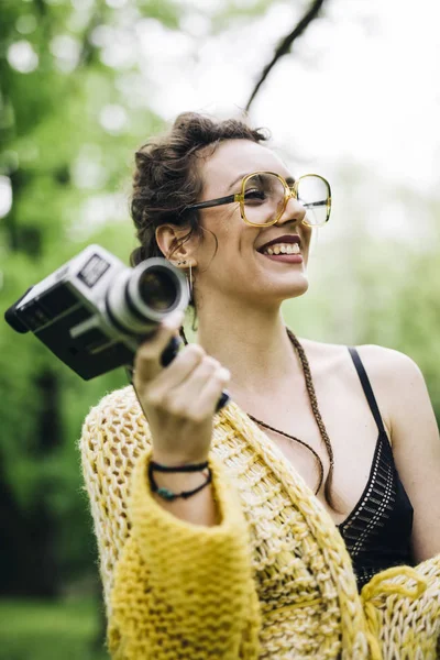 Portret Młodej Kobiety Używając Kamery Rocznika Kino Parku — Zdjęcie stockowe
