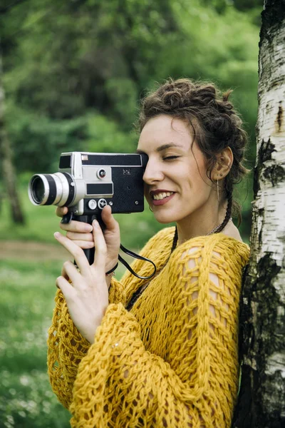 Portrait Jeune Femme Utilisant Une Caméra Cinéma Vintage Dans Parc — Photo