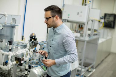 Elektronik atölyesinde yakışıklı genç