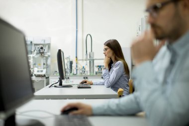 Odaklı öğrenciler sınıf teknik öğretim vasıl okul sırası pc kullanarak yan görünüm