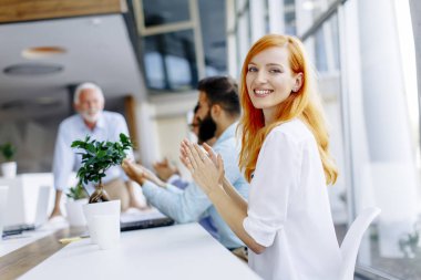 Bir strateji tartışmak ve birlikte çalışma office iş adamları, görüntüleme