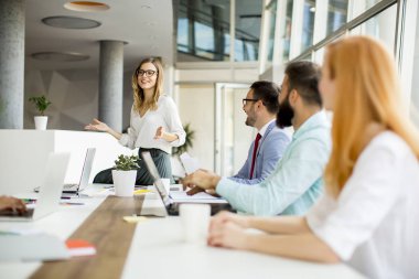 Bir strateji tartışmak ve birlikte çalışma office iş adamları, görüntüleme