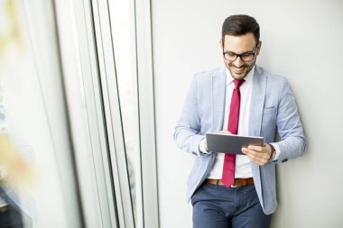 Office dijital tablet ile genç işadamı portresi
