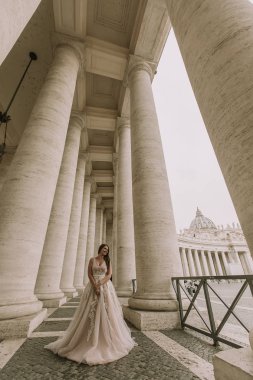 Vatikan colonnade gelinlikli genç ve güzel gelini
