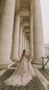 Vatikan colonnade gelinlikli genç ve güzel gelini