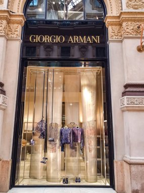 Milan, İtalya - 26 Nisan 2017: Ayrıntı Armani mağaza Milan, İtalya. Giorgio Armani bir İtalyan moda evi olduğunu kurulan 1975 Milan'da kurulmuş.