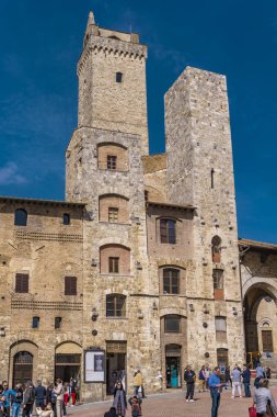 San Gimignano, İtalya - 8 Nisan 2018: Piazza della Cisterna San Gimignano, İtalya için kimliği belirsiz kişi. San Gimignano tarihi merkezi 1990 yılından bu yana Unesco Dünya Mirası alanı belirlenmiş.