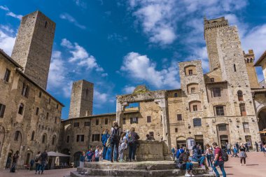 San Gimignano, İtalya - 8 Nisan 2018: Piazza della Cisterna San Gimignano, İtalya için kimliği belirsiz kişi. San Gimignano tarihi merkezi 1990 yılından bu yana Unesco Dünya Mirası alanı belirlenmiş.
