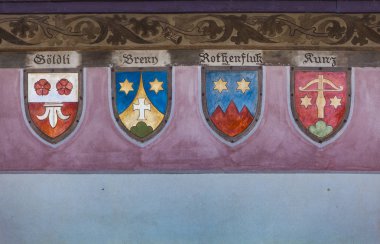 Ripperswil, İsviçre - 18 Mayıs 2018: arması Ripperswil Rathaus İsviçre'de. Rathaus ulusal önem İsviçre nesnesi olarak listeleniyor.