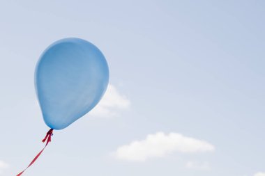 Çok renkli balon gökyüzünde uçmak