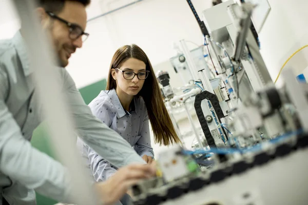 Retrato Jovens Casais Estudantes Que Trabalham Laboratório Robótica — Fotografia de Stock