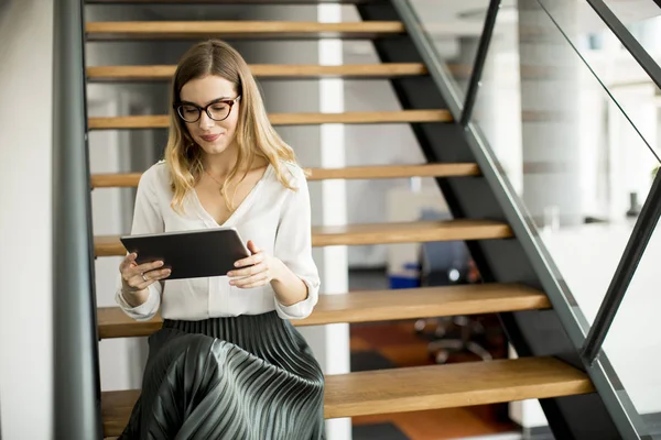 Jeune Gestionnaire Attrayant Femme Travaillant Sur Tablette Numérique Tout Étant — Photo