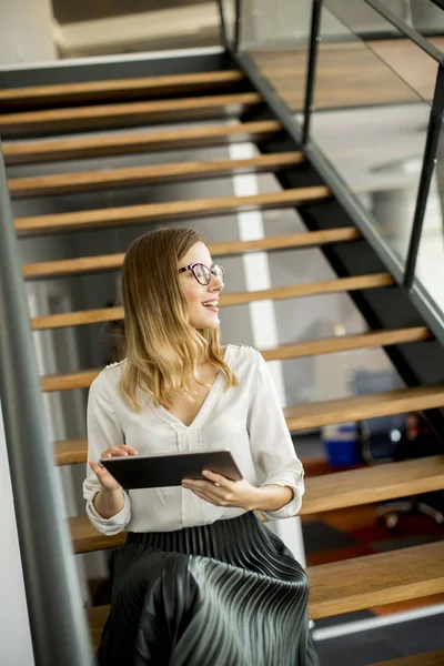 Jeune Gestionnaire Attrayant Femme Travaillant Sur Tablette Numérique Tout Étant — Photo