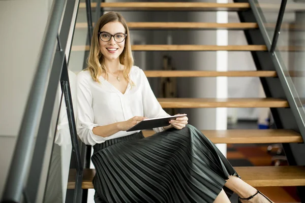 Jonge Aantrekkelijke Vrouwelijke Manager Werken Digitale Tablet Zittend Een Trap — Stockfoto