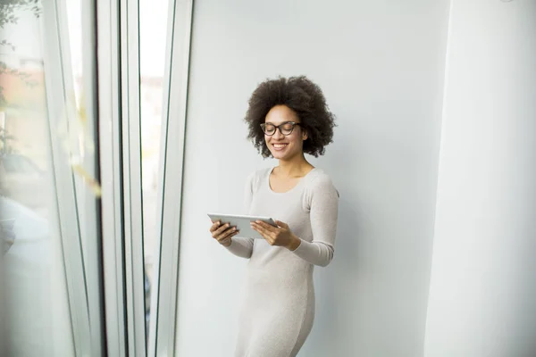 Portrait Young African American Businesswoman Standing Wirth Tablet Office Window — Stock Photo, Image