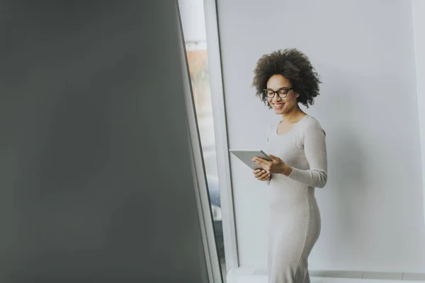 Portrait Young African American Businesswoman Standing Wirth Tablet Office Window — Stock Photo, Image