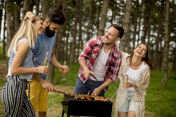 Gruppe Junger Leute Genießt Grillparty Der Natur — Stockfoto