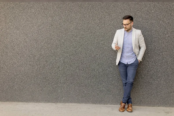 Jonge Zakenman Formele Slijtage Gebruik Mobiele Telefoon Buiten Door Muur — Stockfoto