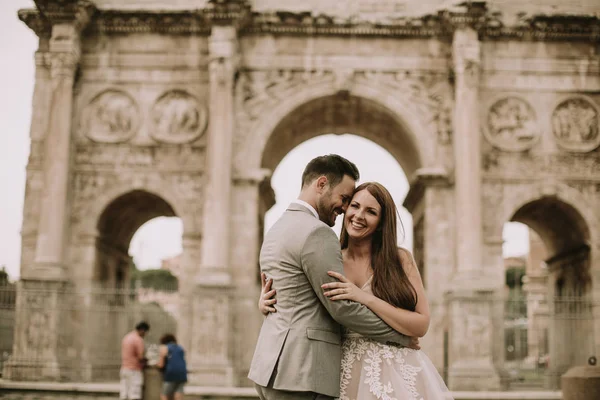 Young Wedding Couple Love Rome Italy — Stock Photo, Image