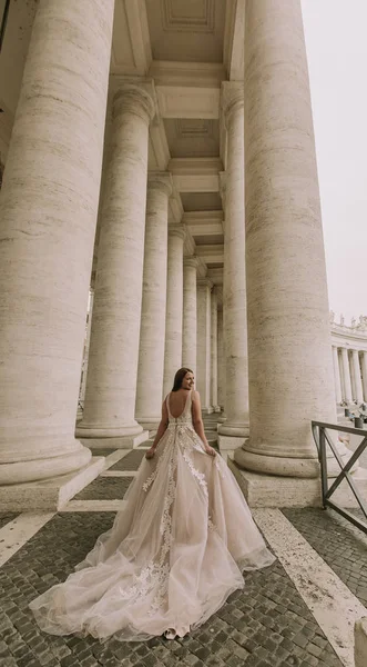 Vatikan colonnade gelinlikli genç ve güzel gelini