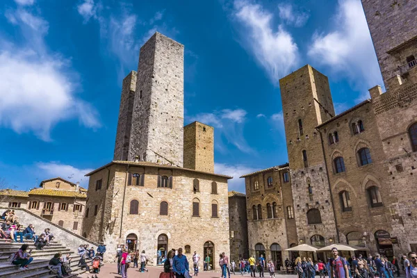 San Gimignano, İtalya - 8 Nisan 2018: San Gimignano, İtalya için Piazza del Duomo kimliği belirsiz kişi. San Gimignano tarihi merkezi 1990 yılından bu yana Unesco Dünya Mirası alanı belirlenmiş.
