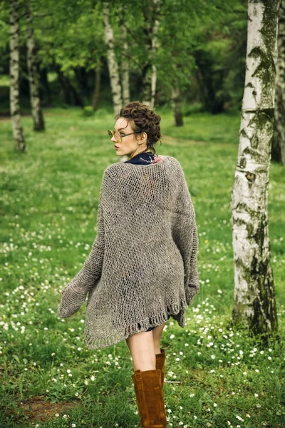 Jolie Jeune Femme Avec Des Lunettes Extérieur Dans Forêt — Photo