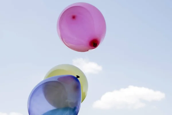 许多五颜六色的气球在天空飞翔 — 图库照片