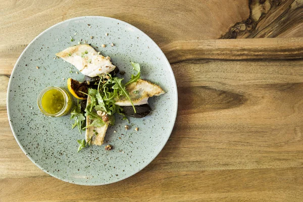 Tabakta sebze ile haşlanmış somon, üstten görünüm