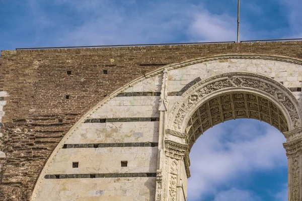 Παλιό Παράθυρο Προβολής Γούρνα Στο Facciatone Σιένα Ιταλία — Φωτογραφία Αρχείου