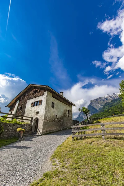 Vue Maison Traditionnelle Depuis Les Alpes Suisses Printemps — Photo