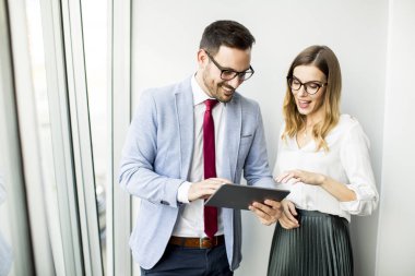 İşadamı işkadını dijital tablet vasıl yazıhane iş verilerini sunmak