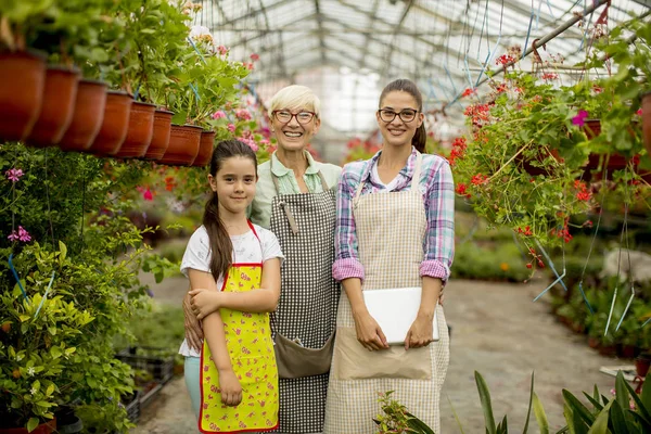 Kleines Mädchen Junge Frau Und Seniorin Stehen Blumengarten — Stockfoto