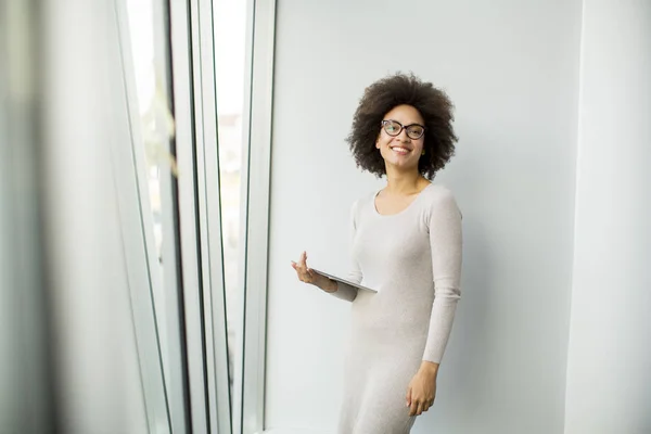 Portrait Young African American Businesswoman Standing Wirth Tablet Office Window — Stock Photo, Image