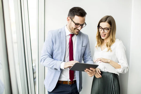 Empresario Que Presenta Datos Negocios Empresaria Tableta Digital Oficina — Foto de Stock