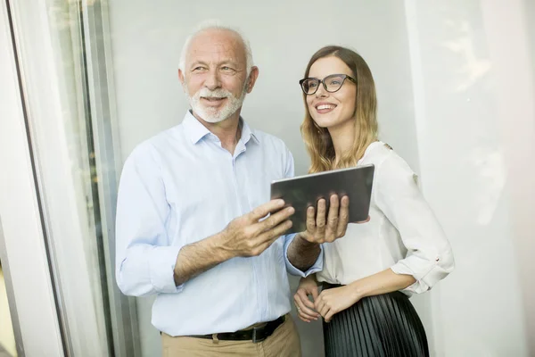 Uomo Anziano Che Presenta Dati Alla Giovane Donna Sul Tablet — Foto Stock