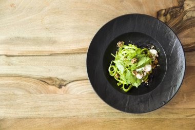 En iyi ev yapımı makarna ıspanak ve keçi ile manzaraya plaka üzerinde peynir