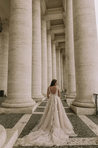 Novia Bastante Joven Vestido Novia Columnata Del Vaticano —  Fotos de Stock