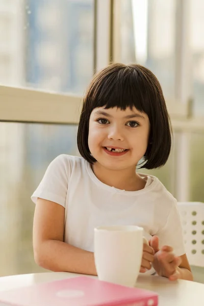 Porträt Eines Kleinen Mädchens Mit Schwarzen Haaren — Stockfoto